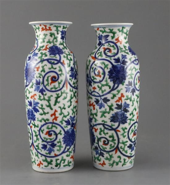 A pair of Chinese wucai vases, Qing dynasty, H.25.5cm